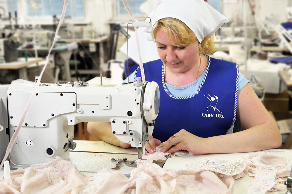 Фабрики пошива женской одежды. Швейный цех. Швейная промышленность. Технолог швейного производства. Цех по пошиву.